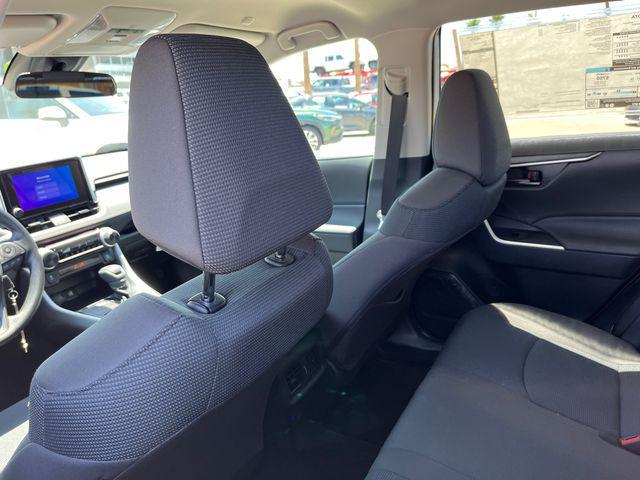 Photo of 2025 Silv Sky Met Toyota RAV4