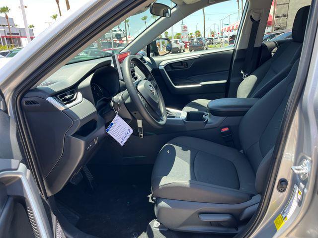 Photo of 2025 Silv Sky Met Toyota RAV4