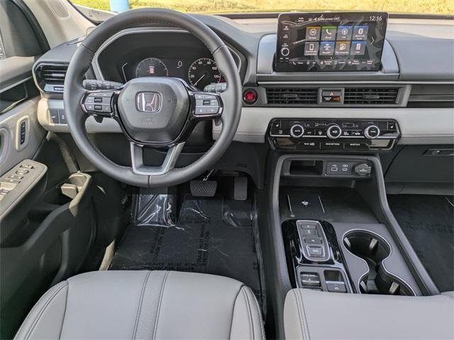 Photo of 2025 Obsidian Blue Pearl Honda Pilot