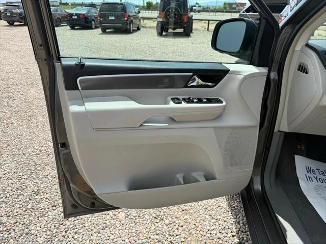 Photo of 2010 Mercury Silver Metallic Volkswagen Routan