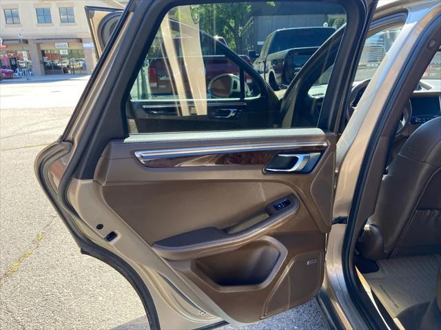 Photo of 2018 Beige Porsche Macan