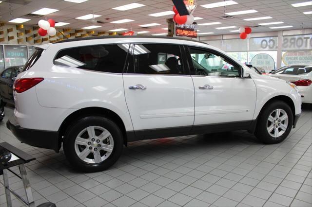 Photo of 2010 White Chevrolet Traverse