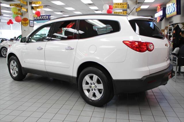 Photo of 2010 White Chevrolet Traverse