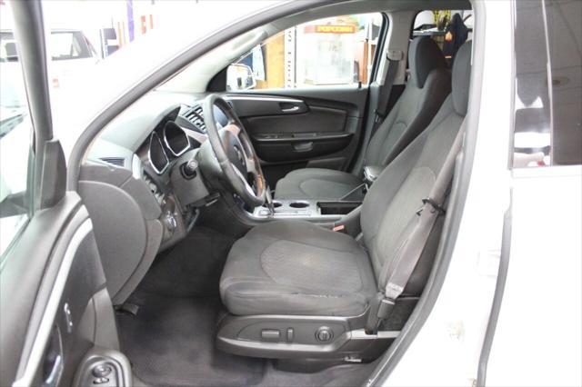 Photo of 2010 White Chevrolet Traverse