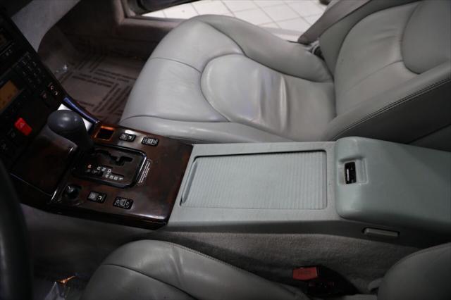 Photo of 2001 Glacier White Mercedes-Benz SL-Class