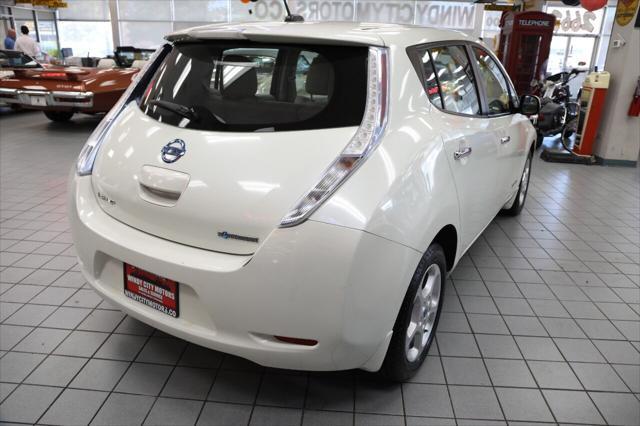 Photo of 2012 Glacier Pearl Nissan Leaf