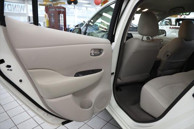 Photo of 2012 Glacier Pearl Nissan Leaf