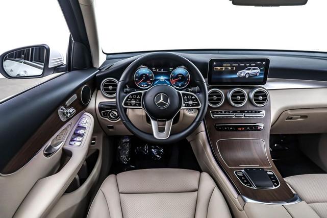 Photo of 2022 Polar White Mercedes-Benz GLC 300