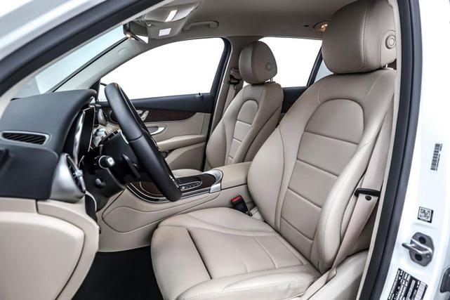 Photo of 2022 Polar White Mercedes-Benz GLC 300