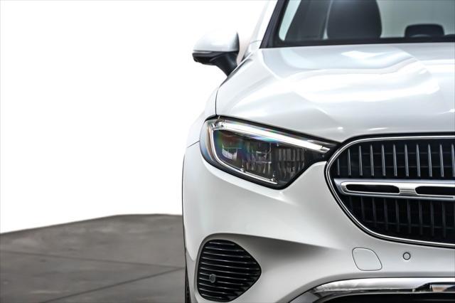 Photo of 2023 Polar White Mercedes-Benz GLC 300