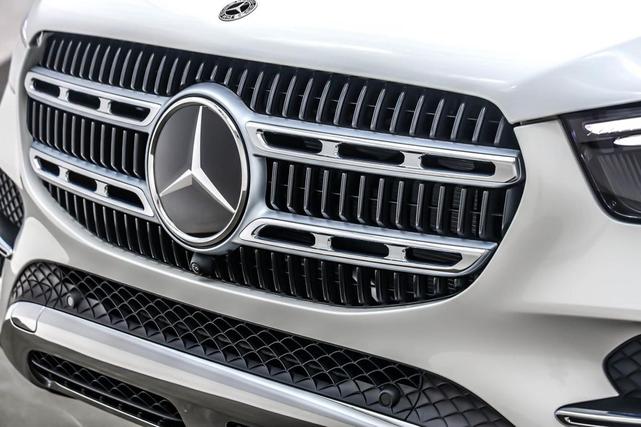 Photo of 2026 Polar White Mercedes-Benz GLE 450e