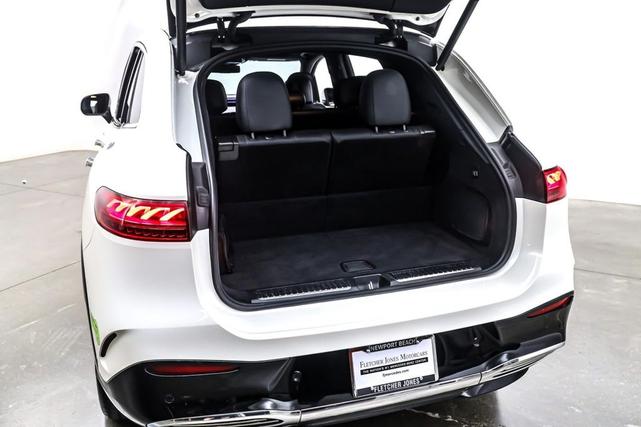 Photo of 2023 MANUFAKTUR Diamond White Mercedes-Benz EQS 580