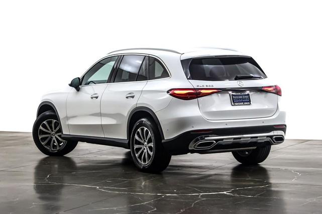 Photo of 2025 Polar White Mercedes-Benz GLC 300