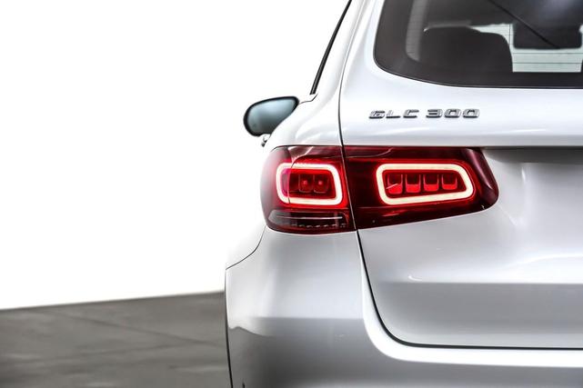 Photo of 2022 Polar White Mercedes-Benz GLC 300
