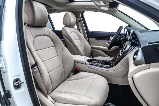 Photo of 2022 Polar White Mercedes-Benz GLC 300