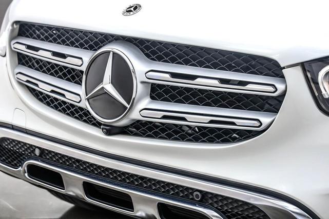 Photo of 2022 Polar White Mercedes-Benz GLC 300