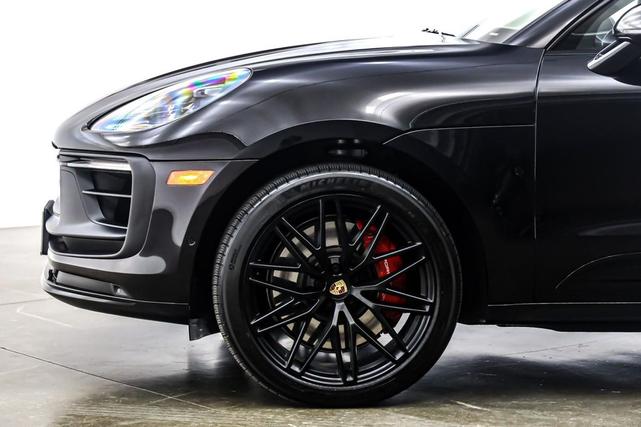 Photo of 2023 Jet Black Metallic Porsche Macan