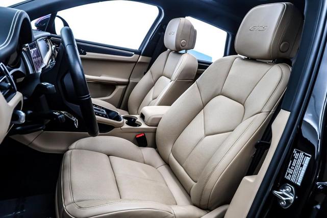 Photo of 2023 Jet Black Metallic Porsche Macan