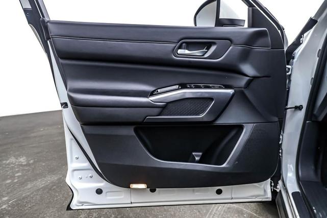 Photo of 2022 Pearl White Tricoat Nissan Pathfinder