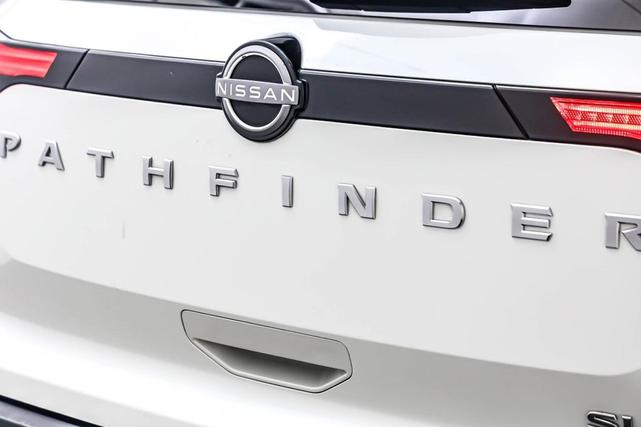 Photo of 2022 Pearl White Tricoat Nissan Pathfinder