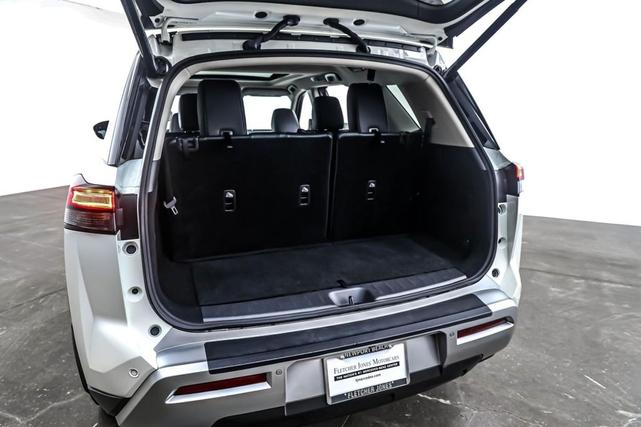 Photo of 2022 Pearl White Tricoat Nissan Pathfinder