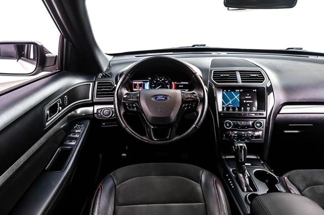 Photo of 2018 White Platinum Metallic Tri-Coat Ford Explorer