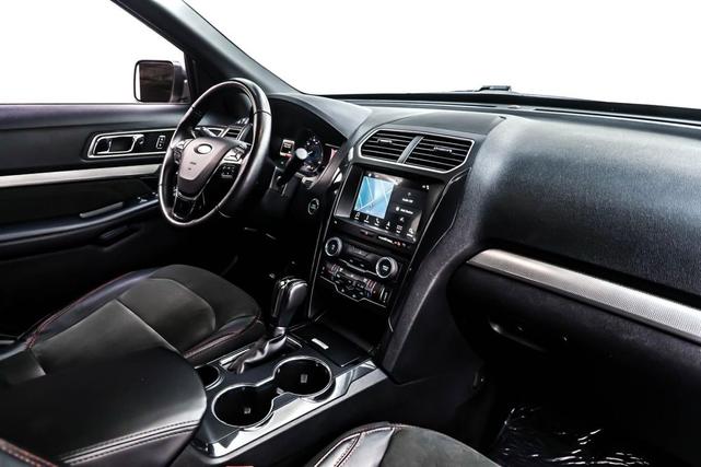 Photo of 2018 White Platinum Metallic Tri-Coat Ford Explorer