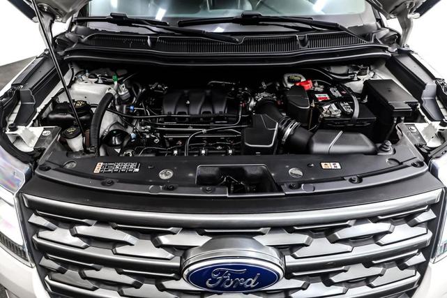 Photo of 2018 White Platinum Metallic Tri-Coat Ford Explorer