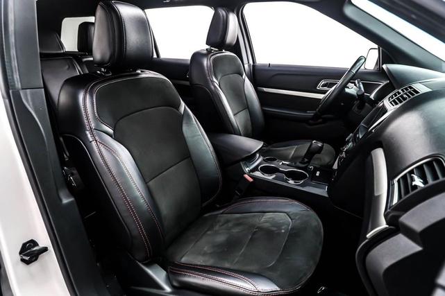 Photo of 2018 White Platinum Metallic Tri-Coat Ford Explorer