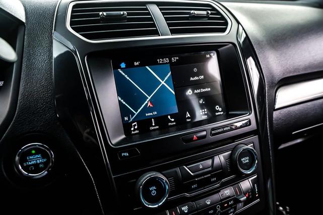 Photo of 2018 White Platinum Metallic Tri-Coat Ford Explorer