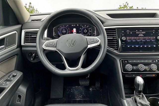 Photo of 2023 Opal White Pearl Effect Volkswagen Atlas