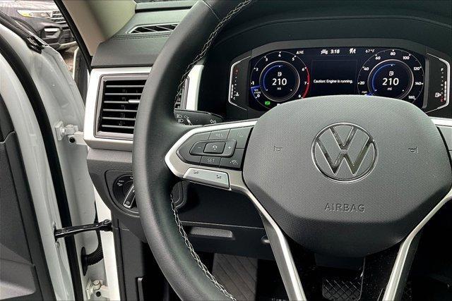Photo of 2023 Opal White Pearl Effect Volkswagen Atlas