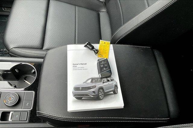 Photo of 2023 Opal White Pearl Effect Volkswagen Atlas