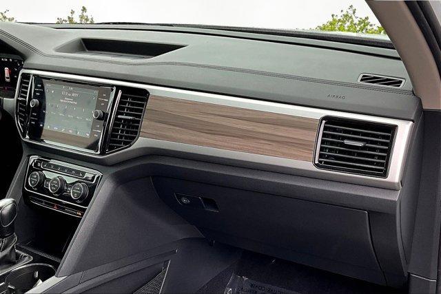 Photo of 2023 Opal White Pearl Effect Volkswagen Atlas