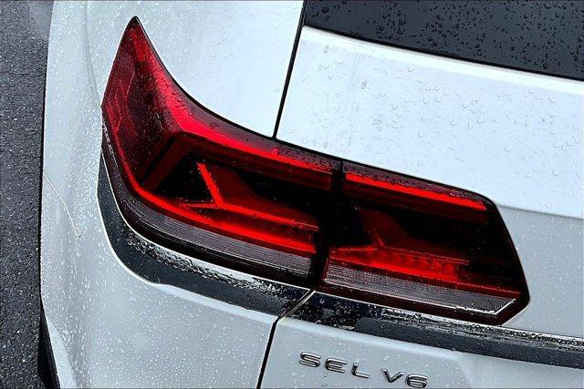 Photo of 2023 Opal White Pearl Effect Volkswagen Atlas