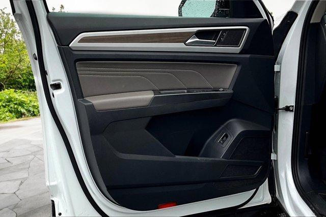 Photo of 2023 Opal White Pearl Effect Volkswagen Atlas