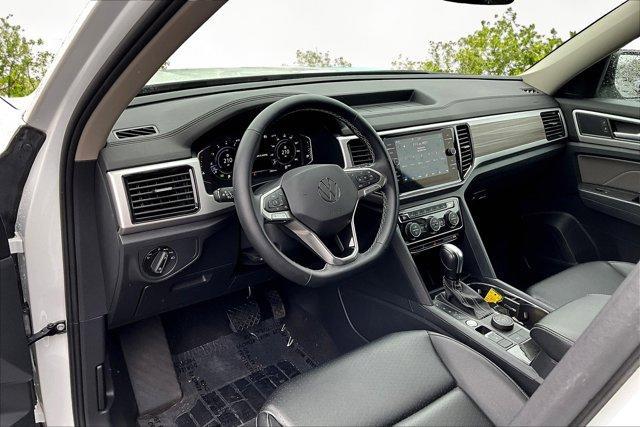 Photo of 2023 Opal White Pearl Effect Volkswagen Atlas