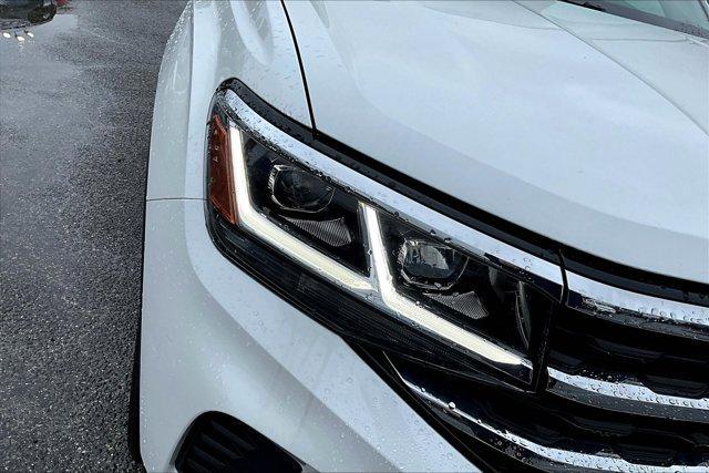 Photo of 2023 Opal White Pearl Effect Volkswagen Atlas