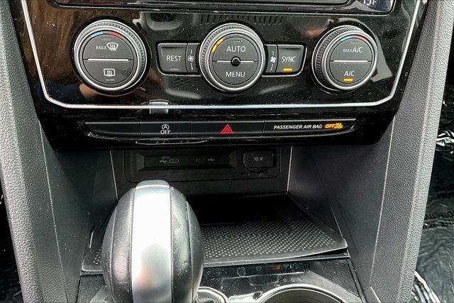 Photo of 2023 Opal White Pearl Effect Volkswagen Atlas