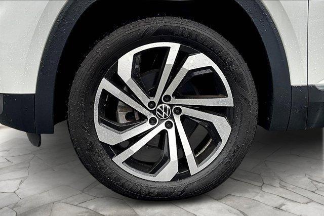 Photo of 2023 Opal White Pearl Effect Volkswagen Atlas