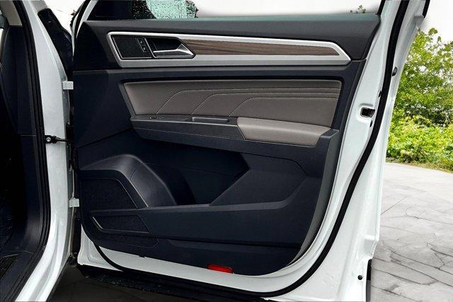 Photo of 2023 Opal White Pearl Effect Volkswagen Atlas