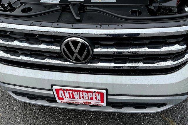 Photo of 2023 Opal White Pearl Effect Volkswagen Atlas