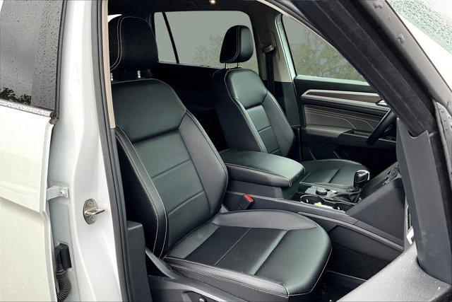 Photo of 2023 Opal White Pearl Effect Volkswagen Atlas