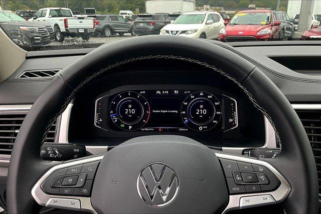 Photo of 2023 Opal White Pearl Effect Volkswagen Atlas