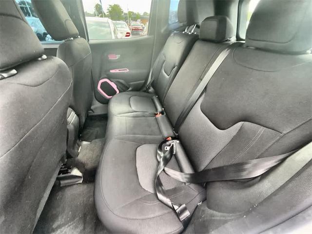 Photo of 2019 Glacier Metallic Clearcoat Jeep Renegade