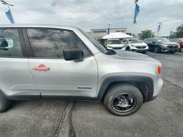 Photo of 2019 Glacier Metallic Clearcoat Jeep Renegade