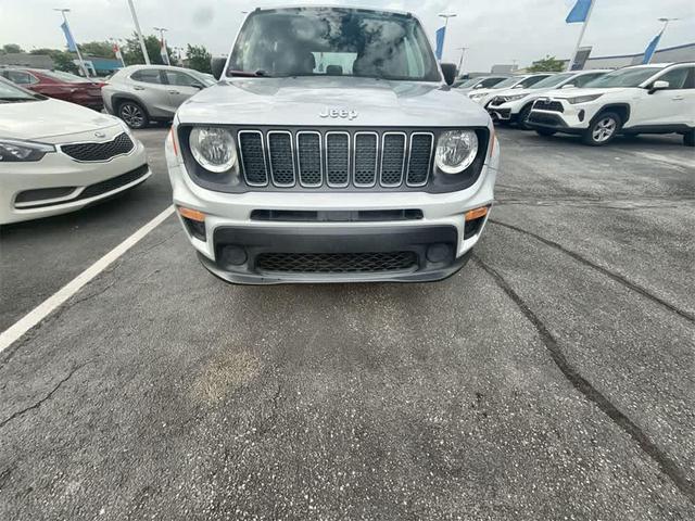 Photo of 2019 Glacier Metallic Clearcoat Jeep Renegade