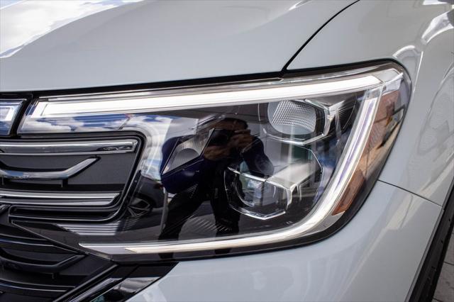 Photo of 2025 Pure White Volkswagen Atlas