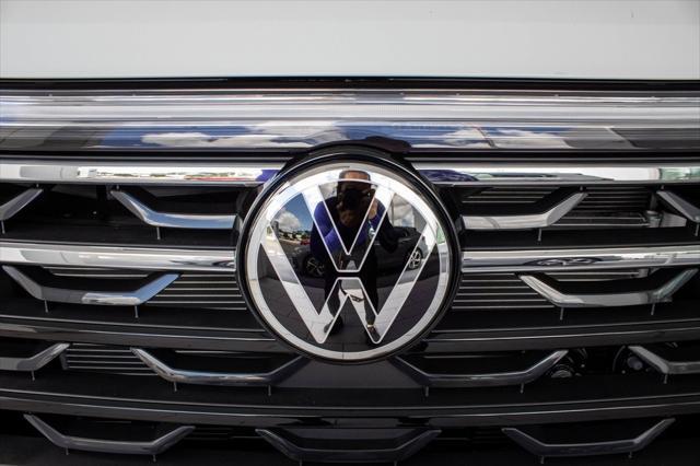 Photo of 2025 Pure White Volkswagen Atlas