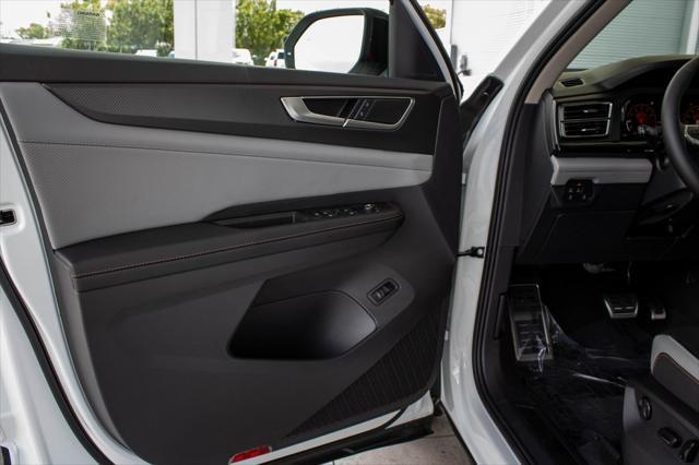 Photo of 2025 Pure White Volkswagen Atlas